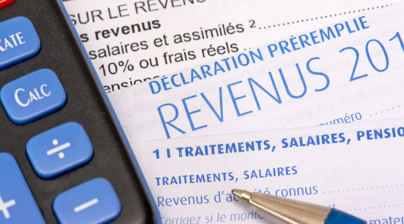 Calculatrice posée sur une déclaration d'impôt 2021