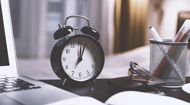 Préfon Retraite : une horloge dans une salle de classe