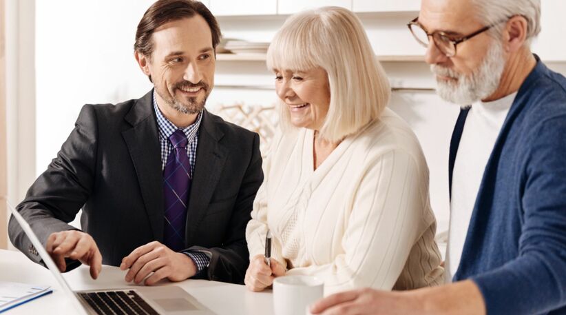 Déterminer mon profil investisseur d'assurance vie : couple âgé avec un conseiller souriant