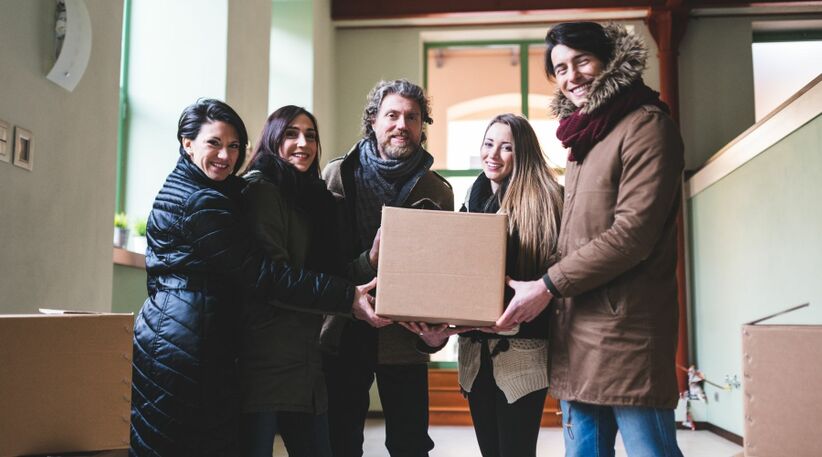 Trouver un logement avec CDC Habitat : trois femmes et deux hommes souriants tiennent un carton