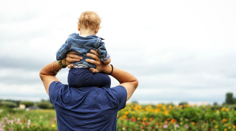 Préfon Retraite : un père porte son fils sur ses épaules